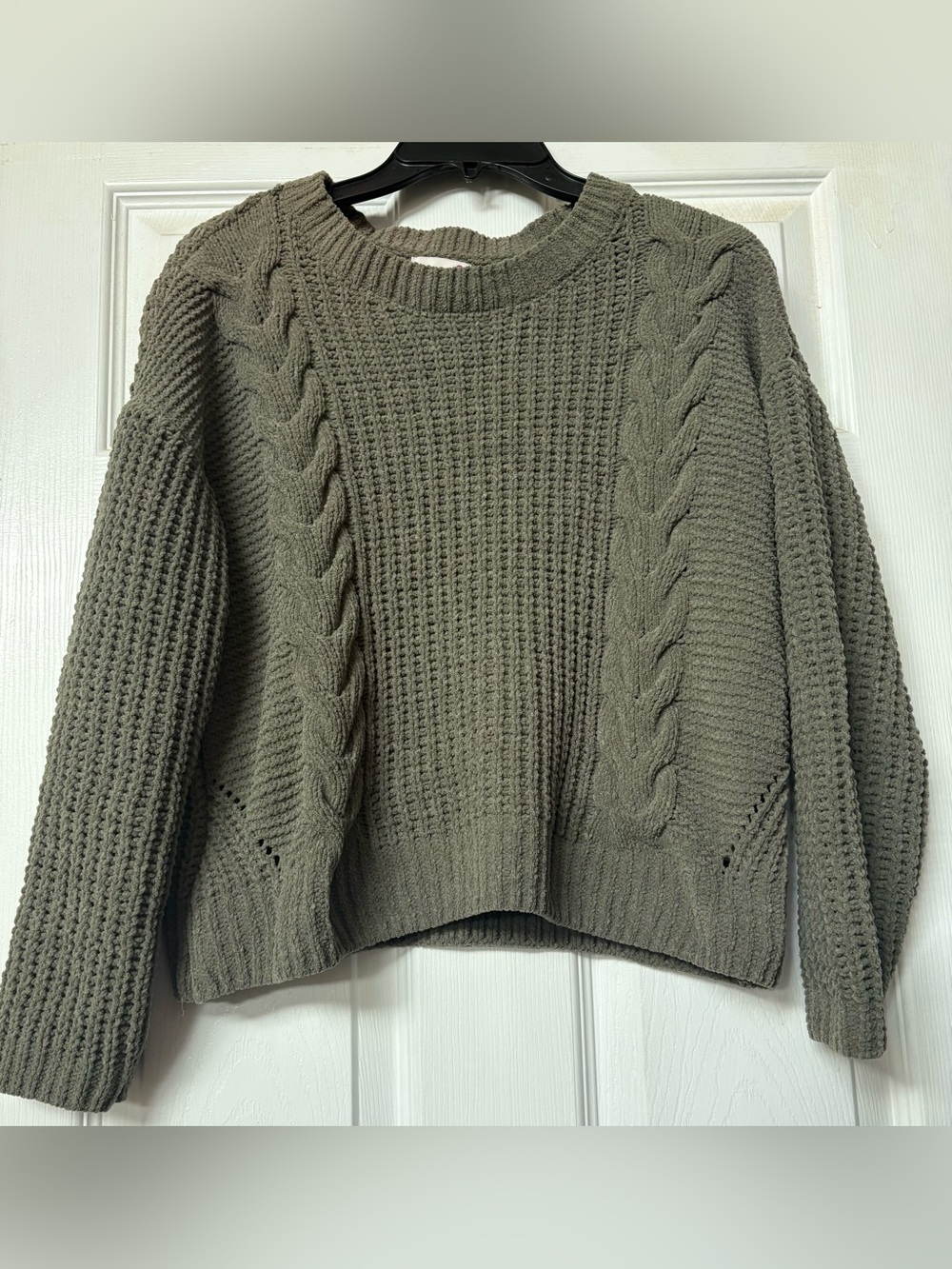 Cable Knit Cropped Sweater - Olive Green
Size: Medium